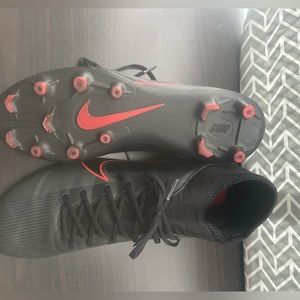 Nike mens soccer cleats size 8.
